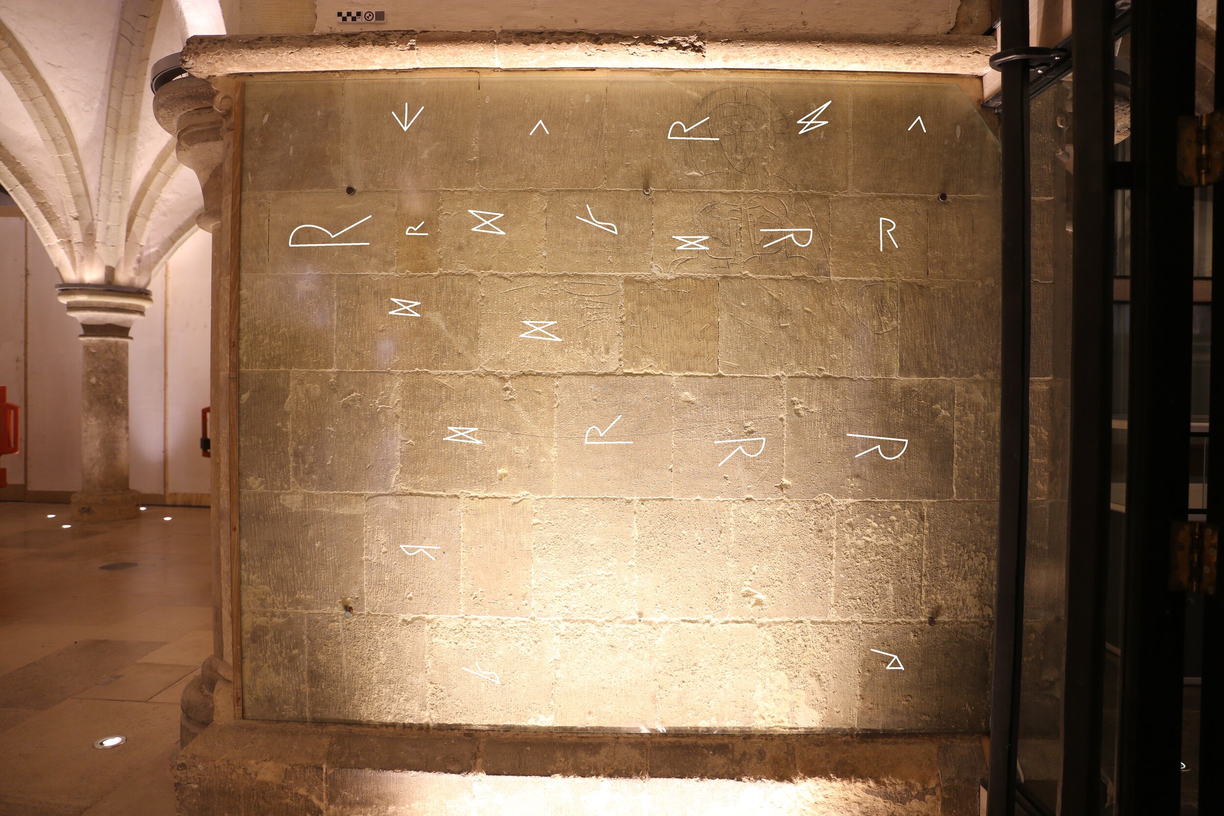 Digital trace of a sequence of masons' marks on a pier in the crypt.